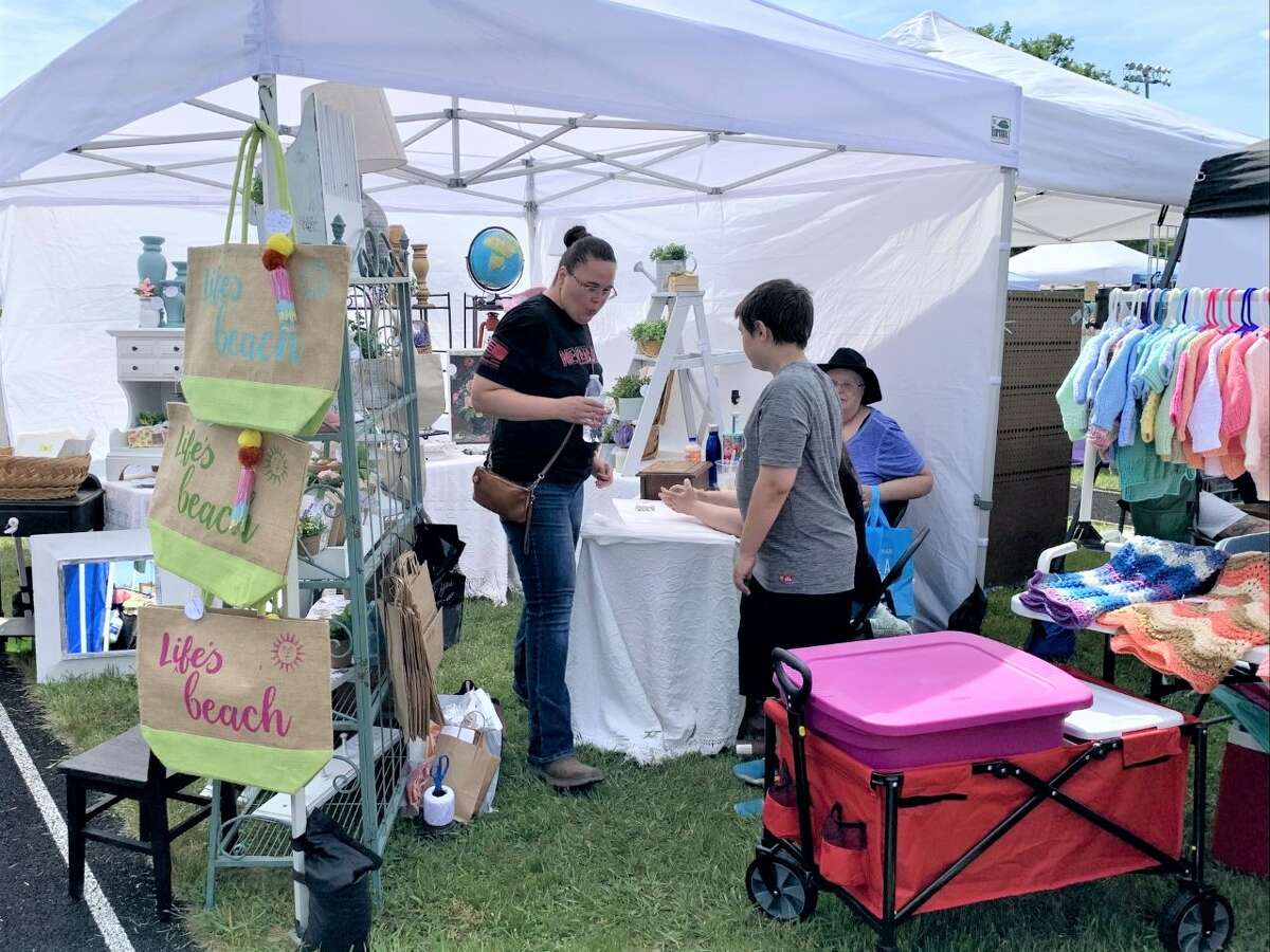 Reed City Community Education hosted a “Shop around the track” summer craft show this weekend at the Reed City High School track. Over 75 crafters and vendors were on hand selling handmade items and specialty gifts. The foundation collected food items for local food pantries during the event. Zendodles Food Truck was there, along with face painting and painting classes.