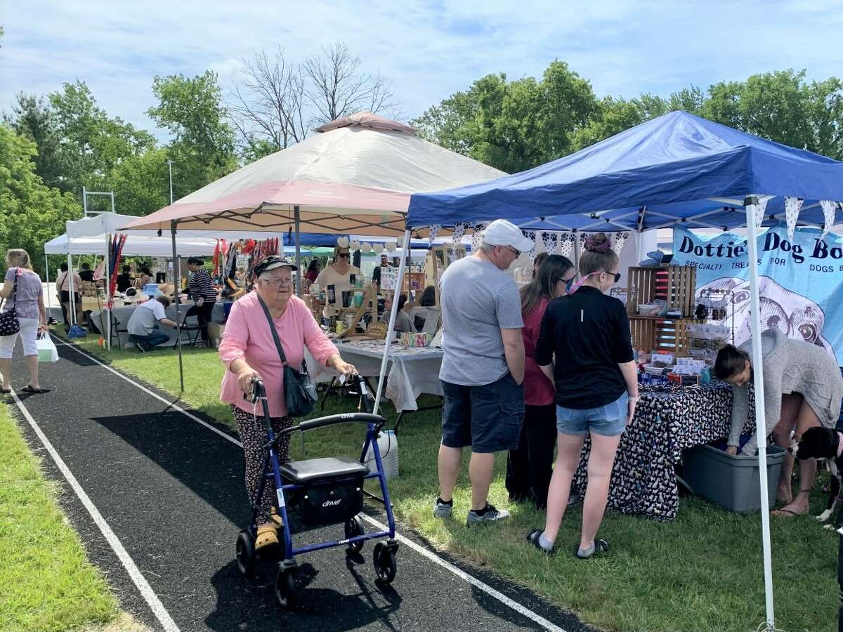 Reed City Community Education hosted a “Shop around the track” summer craft show this weekend at the Reed City High School track. Over 75 crafters and vendors were on hand selling handmade items and specialty gifts. The foundation collected food items for local food pantries during the event. Zendodles Food Truck was there, along with face painting and painting classes.