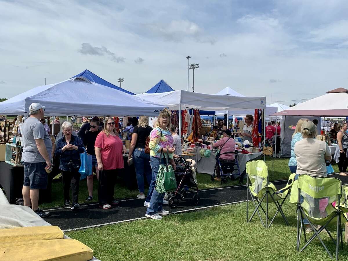 Reed City Community Education hosted a “Shop around the track” summer craft show this weekend at the Reed City High School track. Over 75 crafters and vendors were on hand selling handmade items and specialty gifts. The foundation collected food items for local food pantries during the event. Zendodles Food Truck was there, along with face painting and painting classes.
