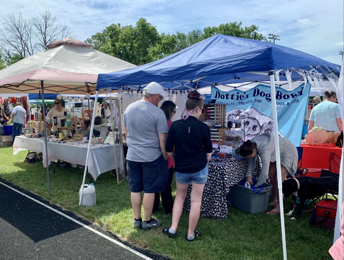 Reed City Community Education hosted a “Shop around the track” summer craft show this weekend at the Reed City High School track. Over 75 crafters and vendors were on hand selling handmade items and specialty gifts. The foundation collected food items for local food pantries during the event. Zendodles Food Truck was there, along with face painting and painting classes.