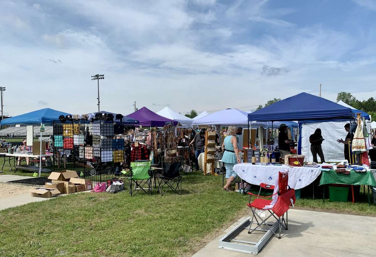 Reed City Community Education hosted a “Shop around the track” summer craft show this weekend at the Reed City High School track. Over 75 crafters and vendors were on hand selling handmade items and specialty gifts. The foundation collected food items for local food pantries during the event. Zendodles Food Truck was there, along with face painting and painting classes.