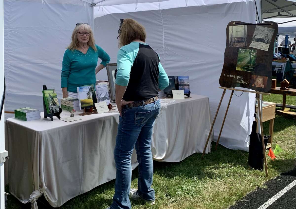 Reed City Community Education hosted a “Shop around the track” summer craft show this weekend at the Reed City High School track. Over 75 crafters and vendors were on hand selling handmade items and specialty gifts. The foundation collected food items for local food pantries during the event. Zendodles Food Truck was there, along with face painting and painting classes.