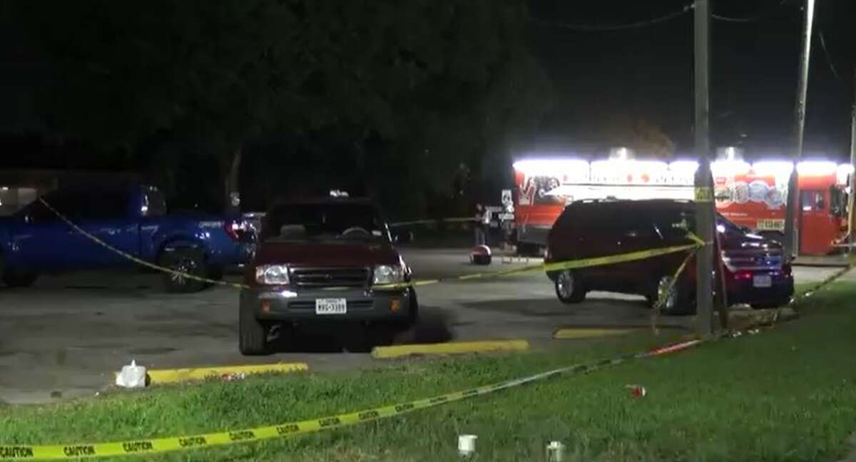 3 shot in Edgebrook parking lot, Houston police say