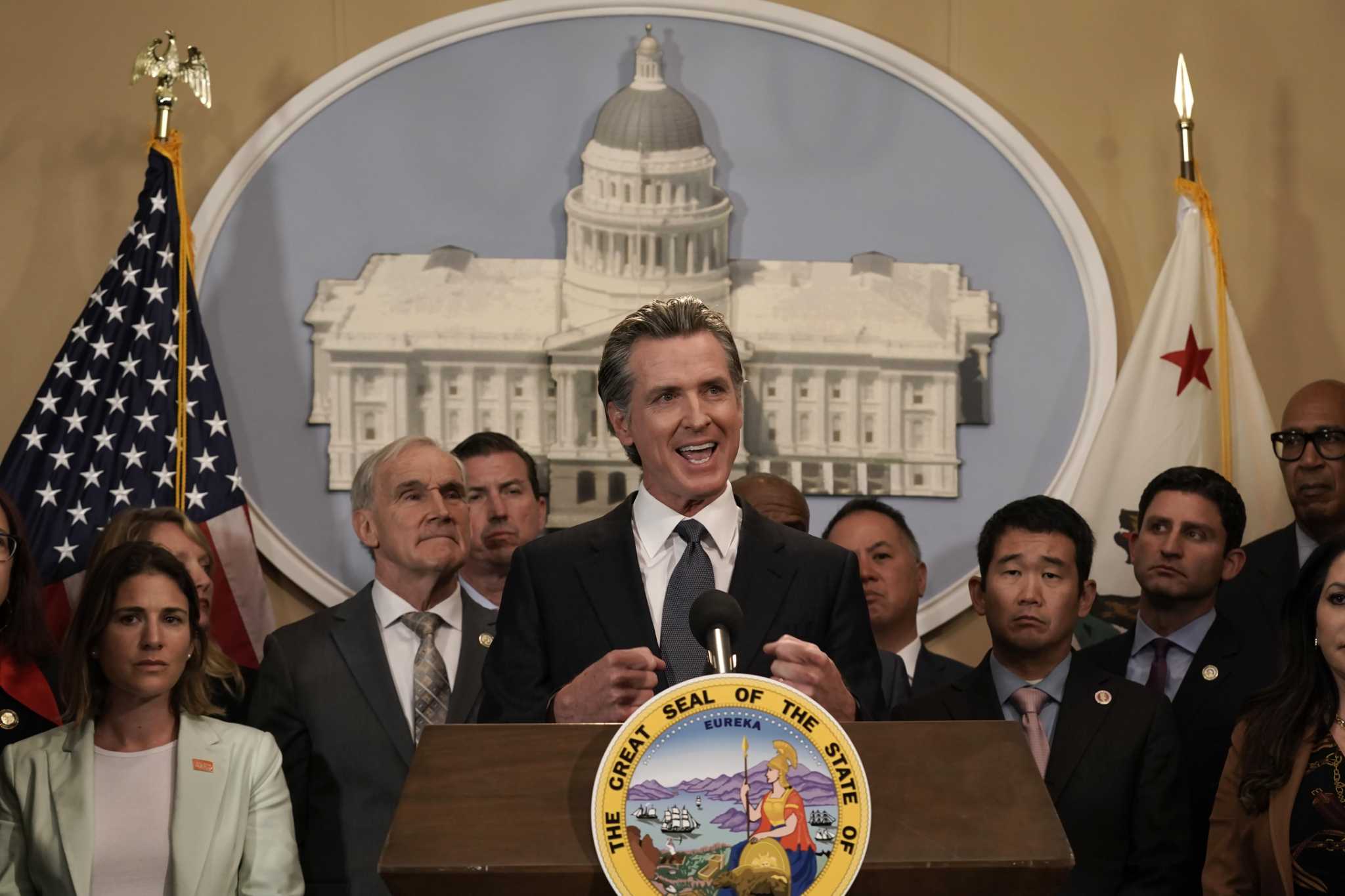 Lawmakers, still at odds with Newsom over gas price relief, pass placeholder budget to keep getting paid - Vimarsana News