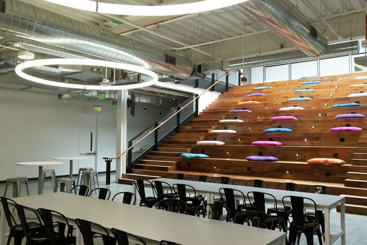 位于森尼维尔的生物技术公司23andMe总部的圆形剧场式座位。