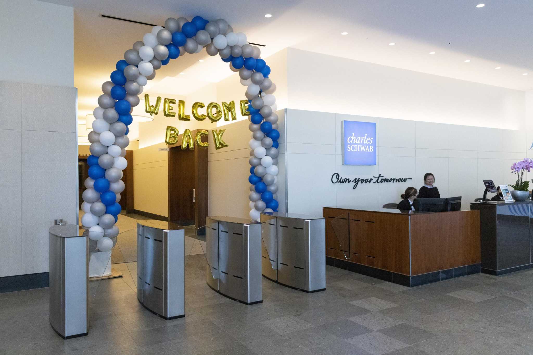 by-seeing-through-clients-eyes-charles-schwab-keeps-workers-happy-too