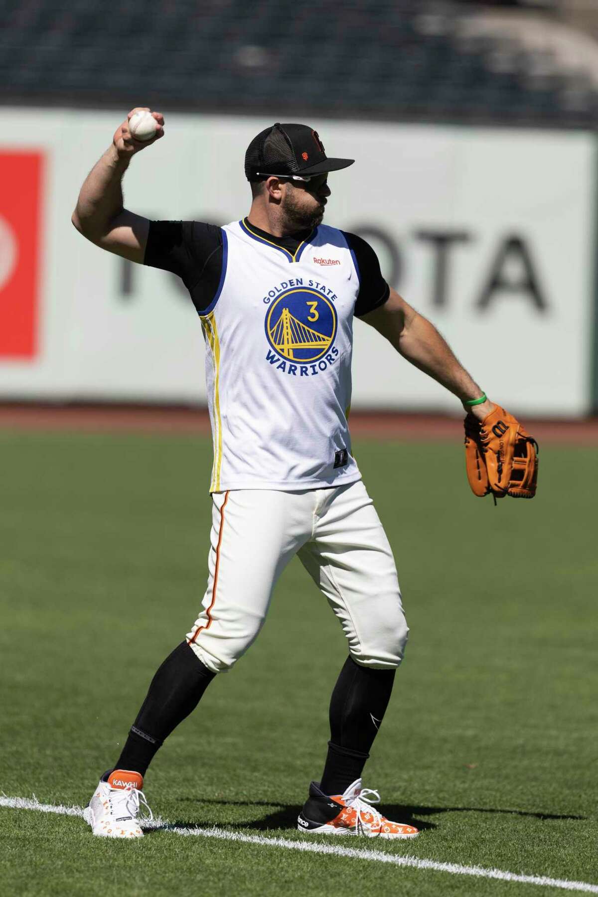 Mauricio Llovera of the San Francisco Giants pitches in the top of News  Photo - Getty Images