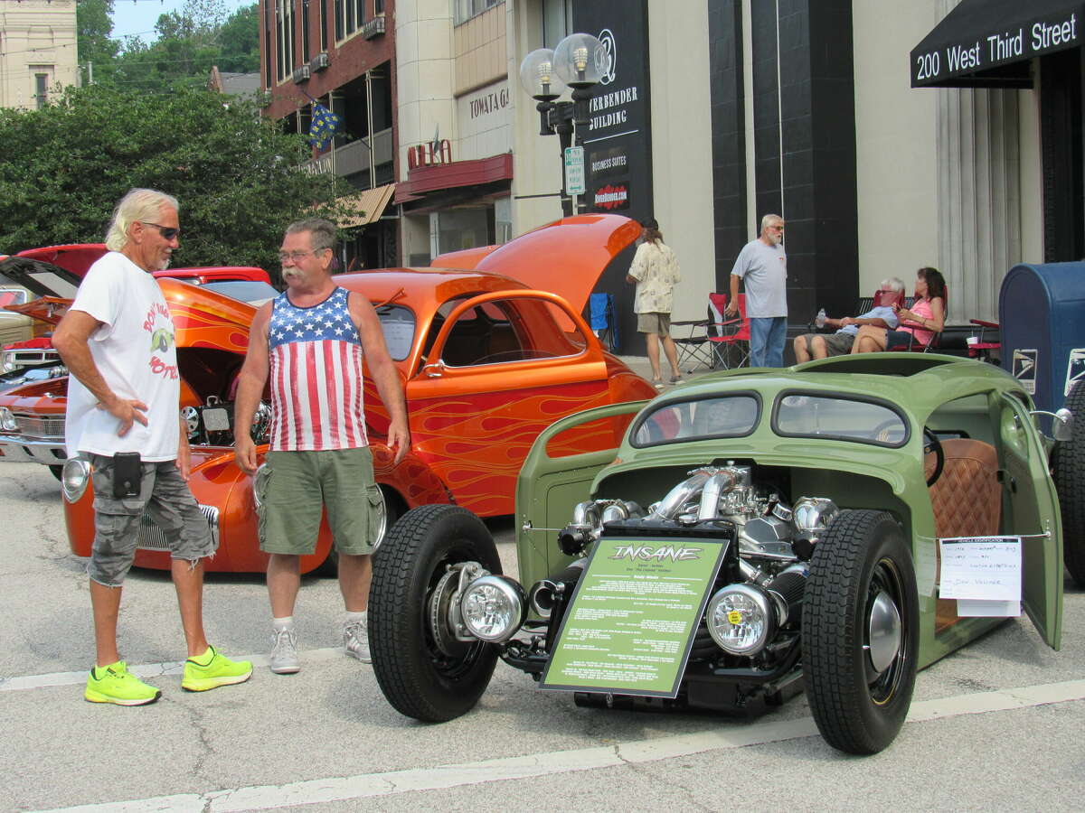 AllWheels DriveIn Car Show drives crowds to downtown Alton