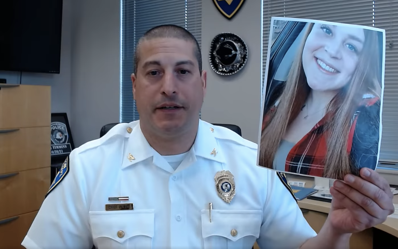 Alton, Illinois police chief posts an emotional and detailed video following the beheading murder of a 22-year-old pregnant woman - Vimarsana News