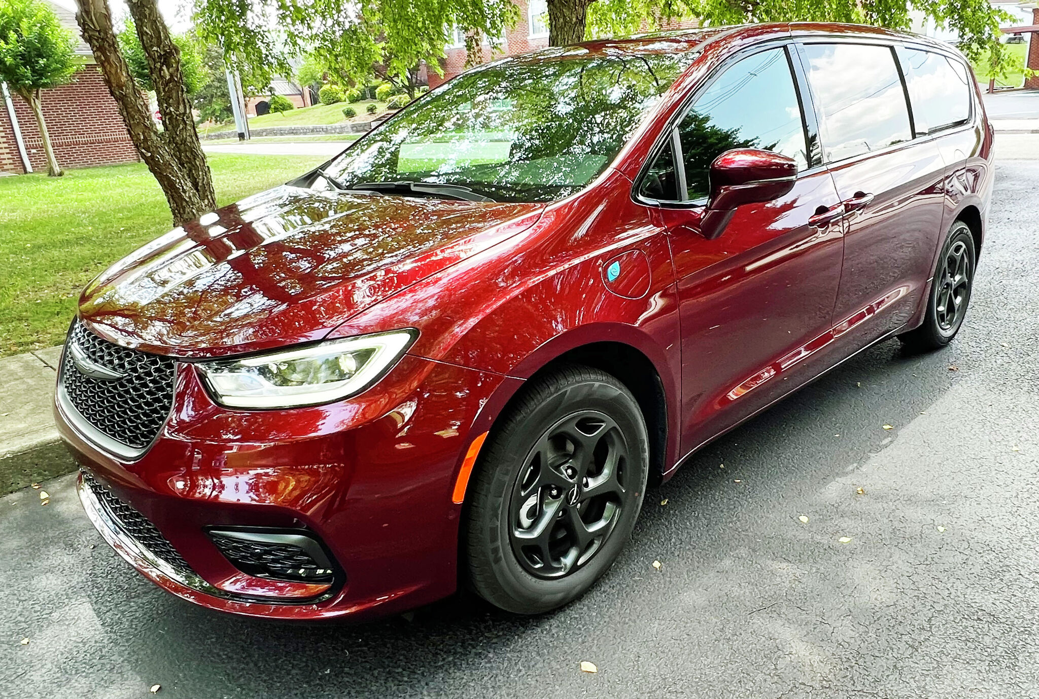 Chrysler Pacifica minivan returns for 2022, has plugin hybrid choices