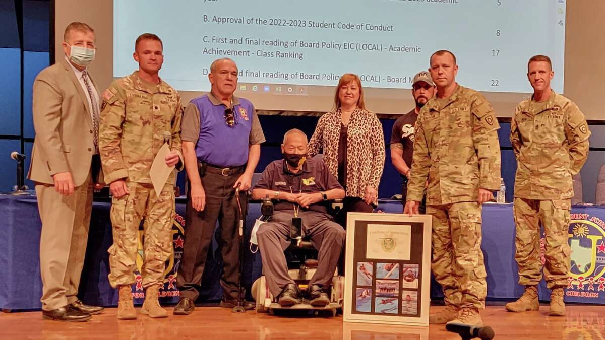 The Kentucky Army National Guard’s 198th Military Police Battalion recognized Laredo's United Independent School District for letting 300 Army National Guard soldiers train at the Aquatic Center.
