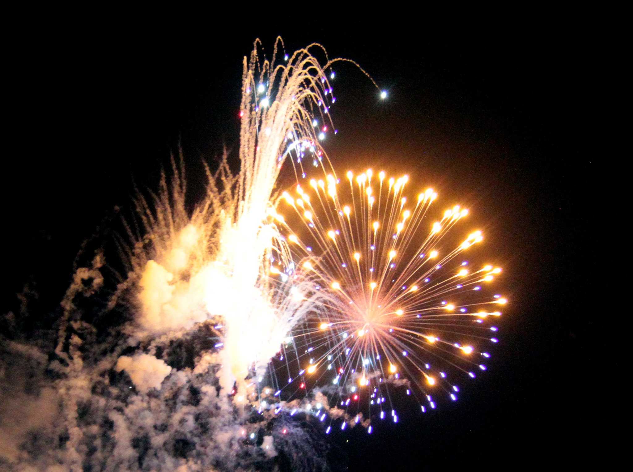 Shelton kicks off summer with concert, fireworks