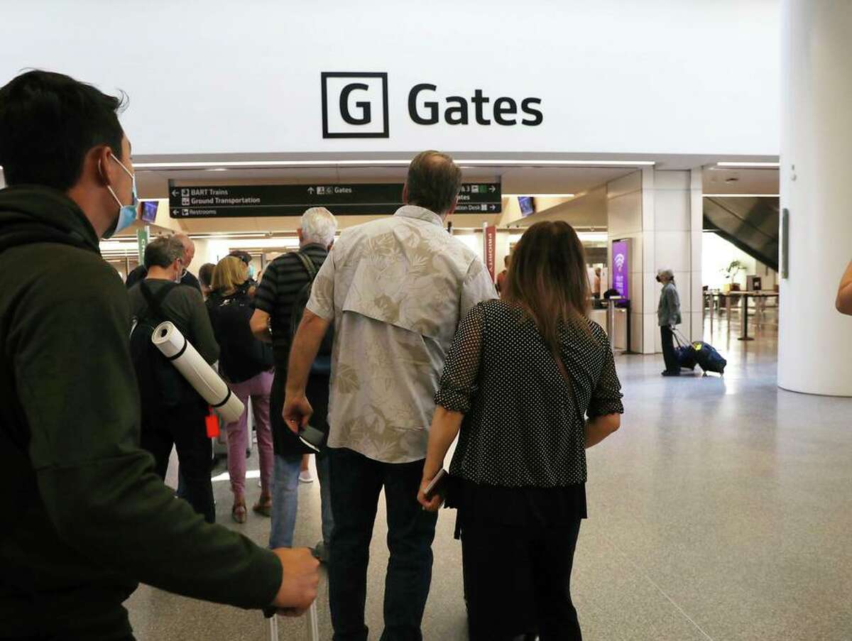 3日，在美国旧金山国际机场(San Francisco International Airport)的国际航站楼(International Terminal)，人们从安检处的长队中探出头来，查看队伍的进展情况。有多少次SFO航班因假日周末炸弹气旋而取消?