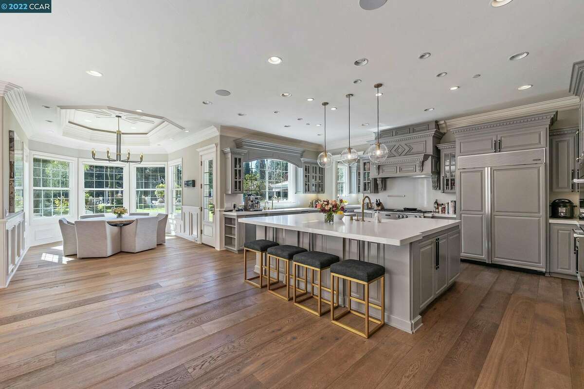 Warriors star Stephen Curry and actress and cookbook author Ayesha Curry's former home are for sale in the Bay Area for $ 9.4 million.