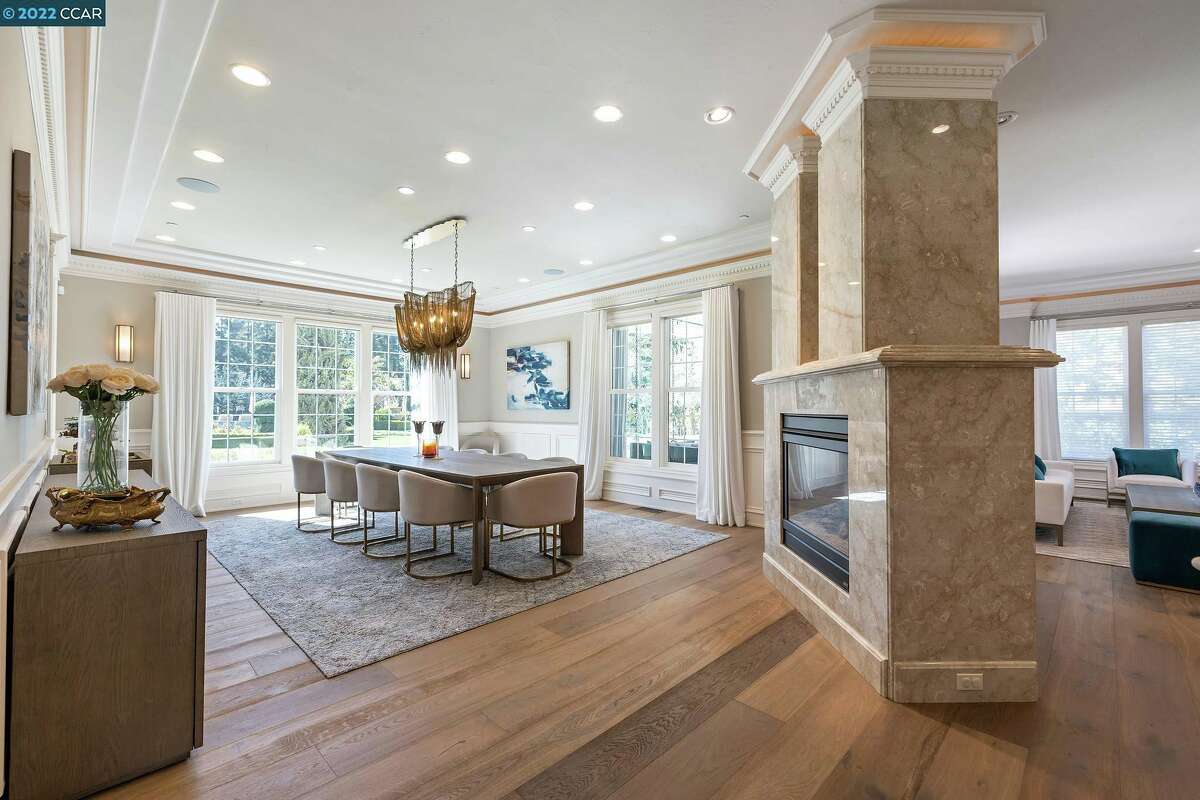Warriors star Stephen Curry and actress and cookbook author Ayesha Curry's former home are for sale in the Bay Area for $ 9.4 million.