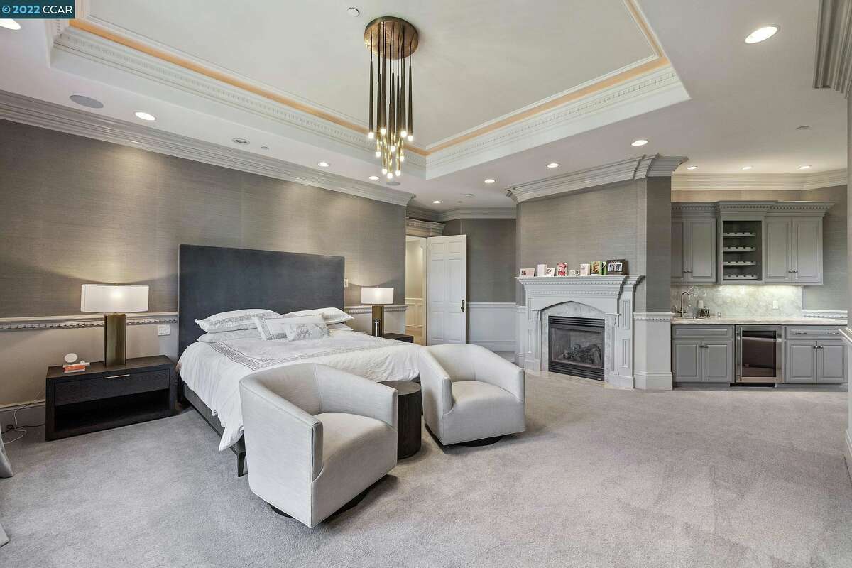 Warriors star Stephen Curry and actress and cookbook author Ayesha Curry's former home are for sale in the Bay Area for $ 9.4 million.