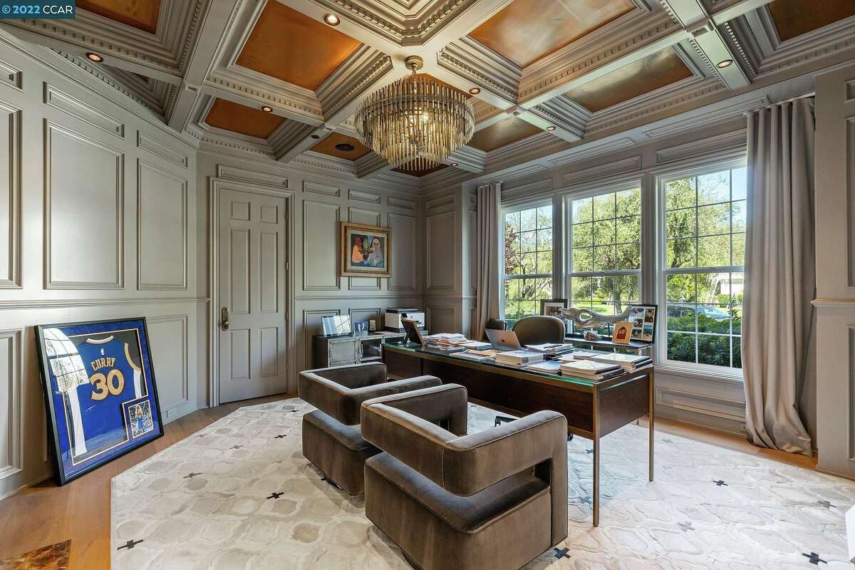 Warriors star Stephen Curry and actress and cookbook author Ayesha Curry's former home are for sale in the Bay Area for $ 9.4 million.