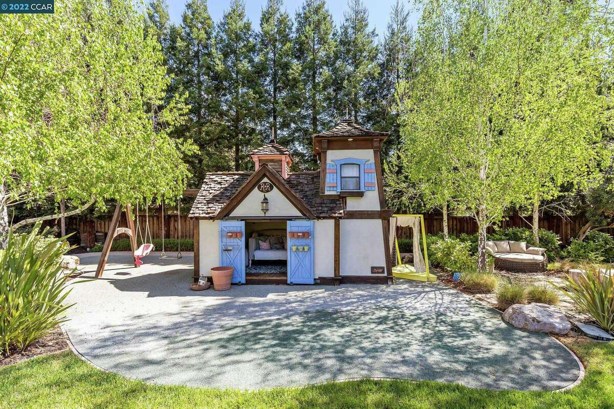 Warriors star Stephen Curry and actress and cookbook author Ayesha Curry's former home are for sale in the Bay Area for $ 9.4 million.