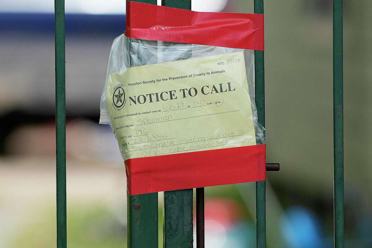 Natalie Spellman, enquêteuse à la Houston SPCA Animal Cruelty, a enregistré un avis d'appel à la Northside Home Gate alors qu'elle vérifiait le bien-être d'un chien attaché à l'extérieur de Houston le mercredi 15 juin 2022.