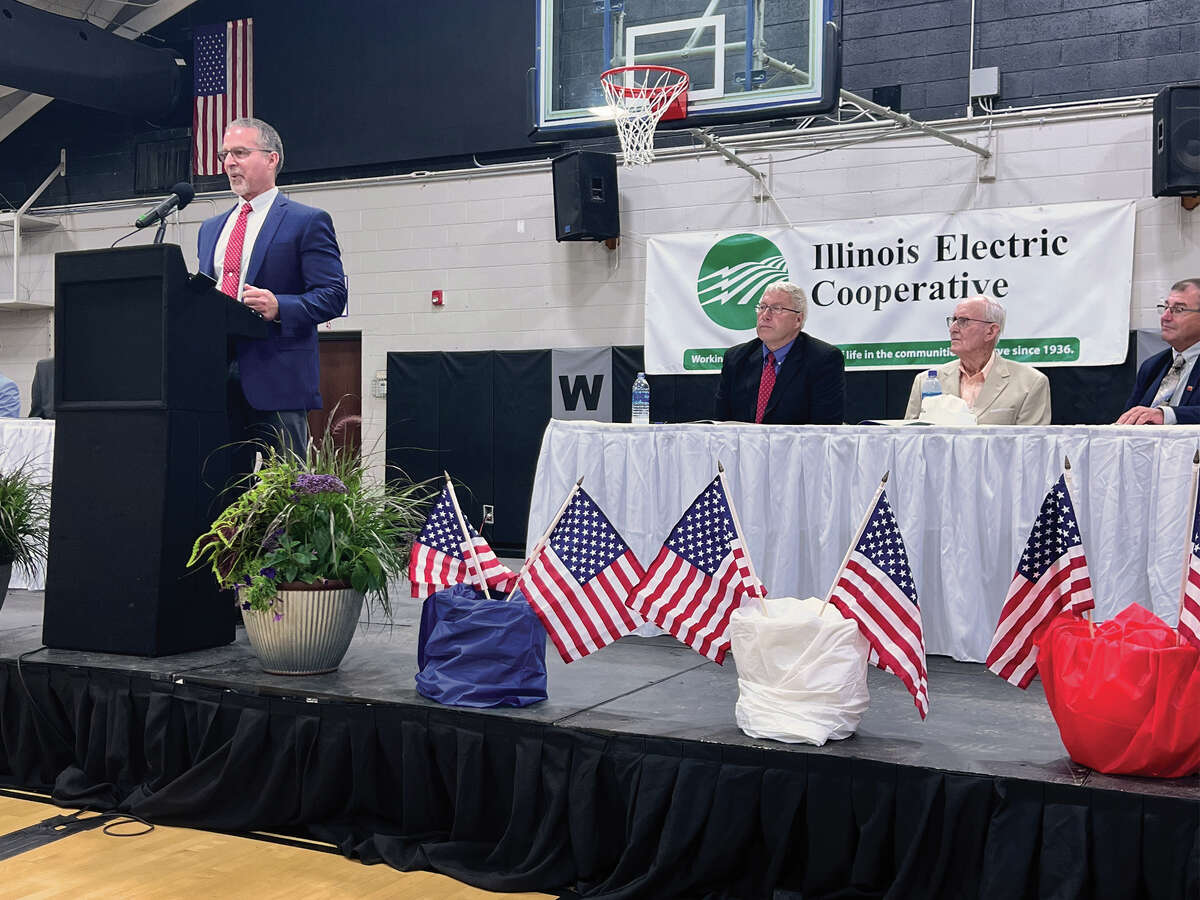 Illinois Electric Cooperative General Manager Randy Long addresses members of the cooperative at the group's annual meeting.