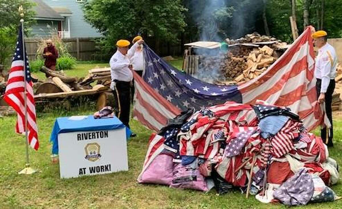 Boy Scouts join veterans in holding flag burning ceremony