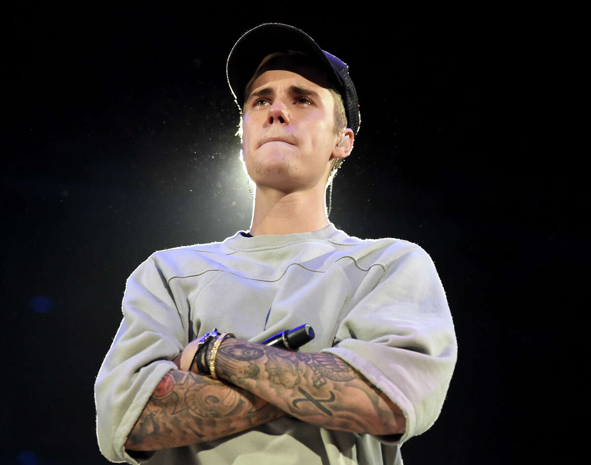 LOS ANGELES, CA - NOVEMBER 13: Singer/songwriter Justin Bieber performs onstage during An Evening With Justin Bieber at Staples Center on November 13, 2015 in Los Angeles, California. (Photo by Jason Merritt/Getty Images for Universal Music)