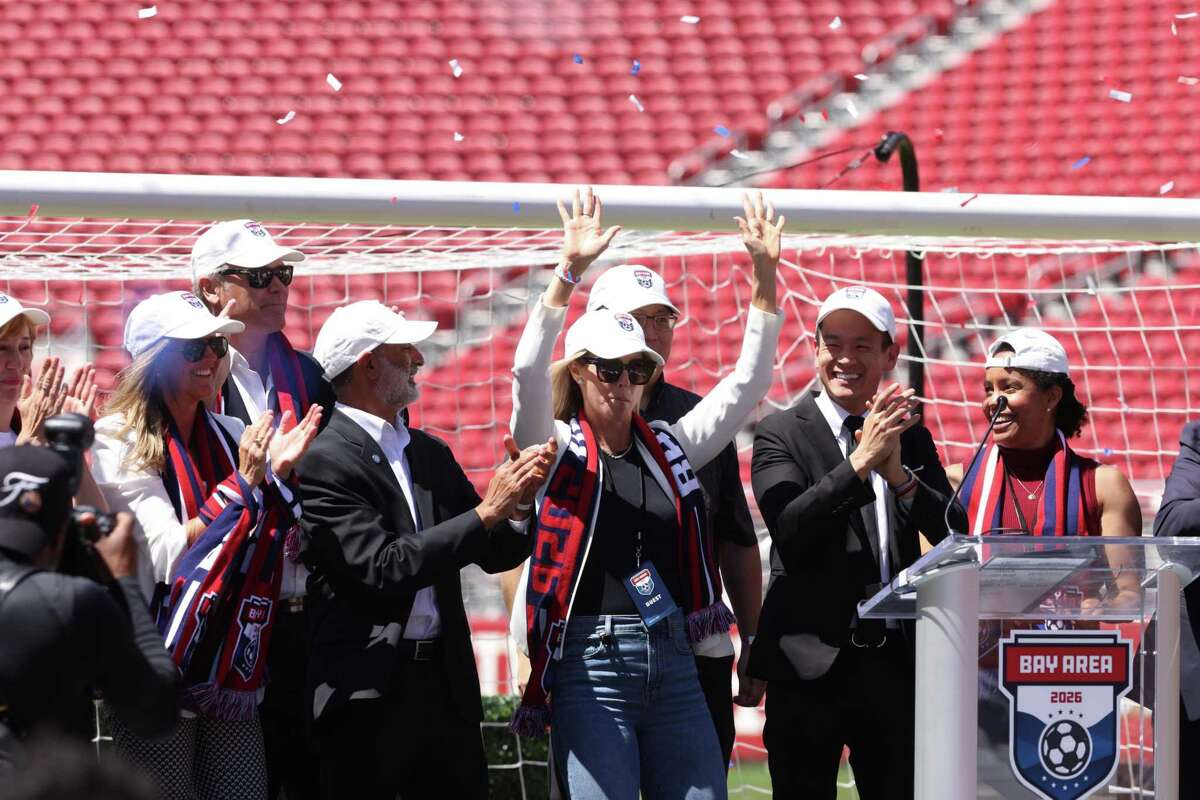 旧金山官员庆祝上台后宣布,将在2026年国际足联世界杯主办城市在李维斯球场星期四,2022年6月16日在加州圣克拉拉。