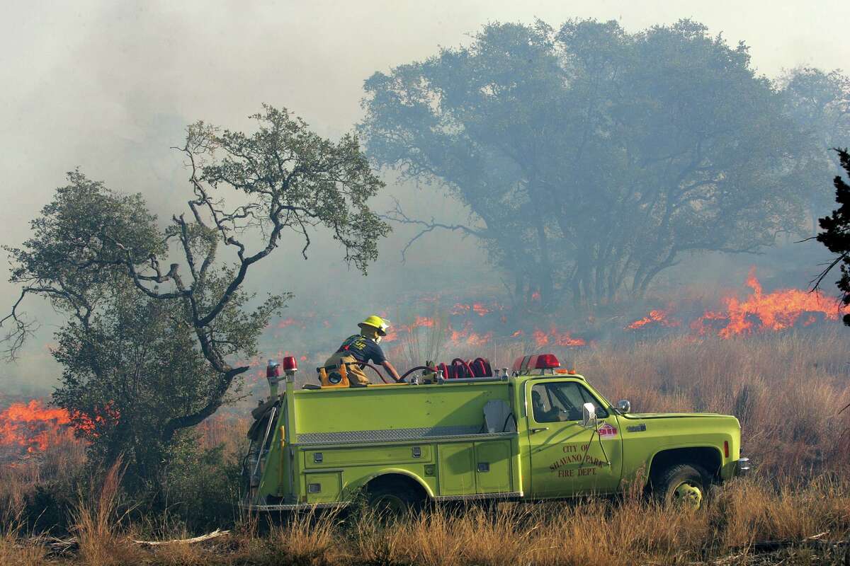 A crew from the City of Shavano Park Fire Department responds to a major brush fire in northern Bexar County on Jan. 5, 2006.