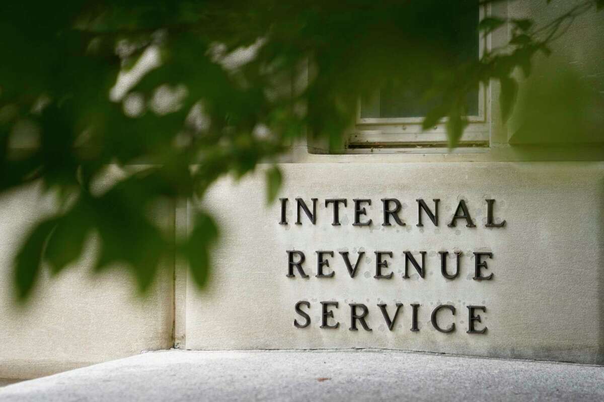 美国国税局(Internal Revenue Service)警告称，失去某些税收抵免的人收到的退税金额可能会比上一个纳税年度大幅减少。