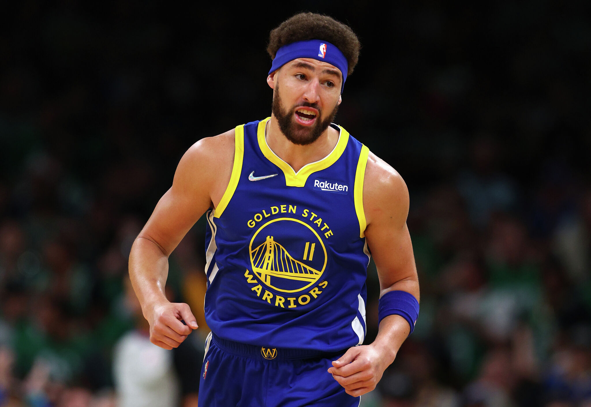 Klay Thompson chugs a beer while cheering his brother on at Dodgers game