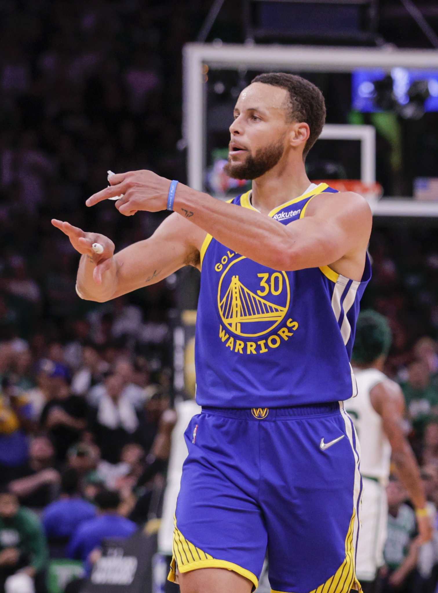 Stephen Curry receives NBA Finals MVP award for 1st time in his career /  News 