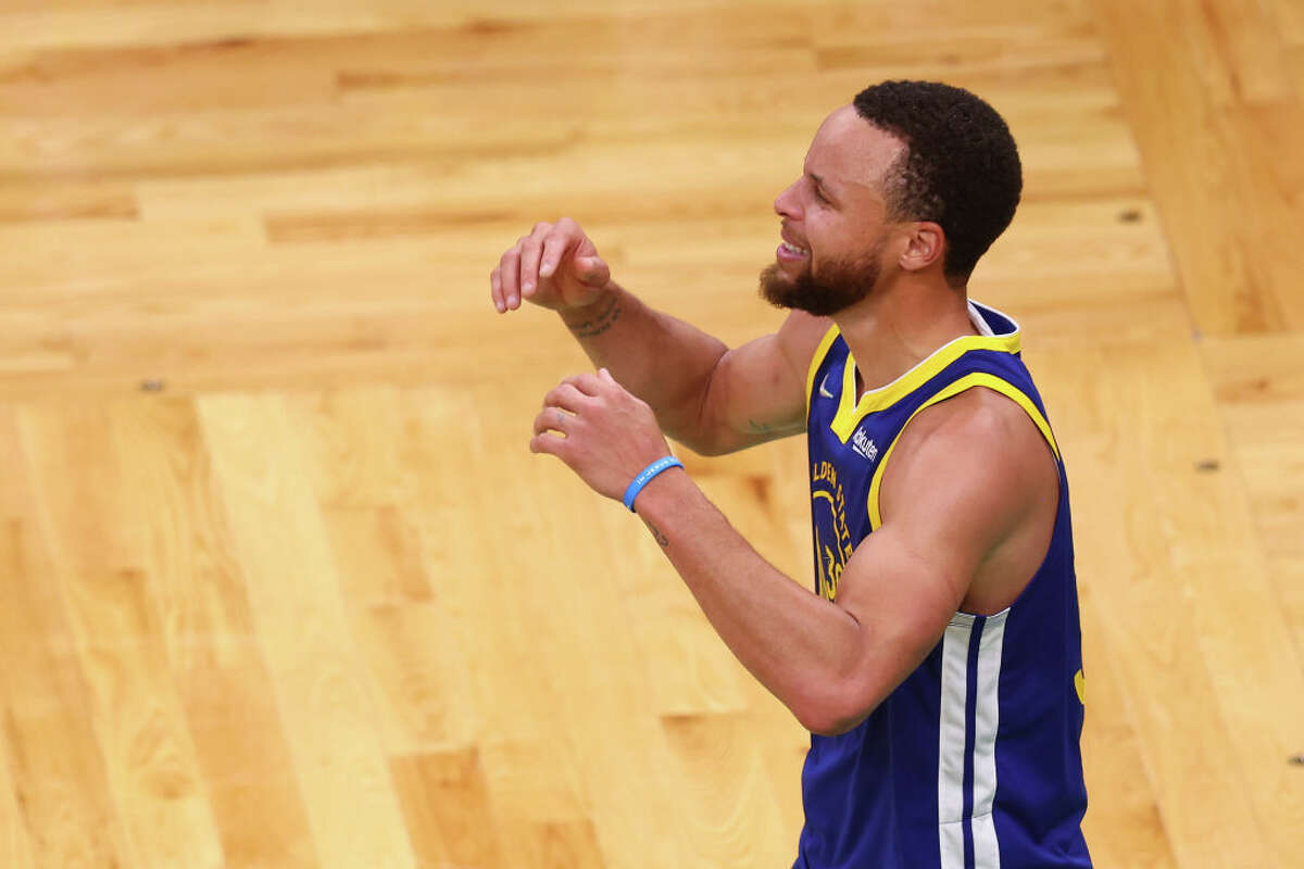 O número 30 do Golden State Warriors de Stephen Curry reage depois de derrotar o Boston Celtics por 103-90 no jogo seis das finais da NBA de 2022 no TD Garden em 16 de junho de 2022 em Boston.