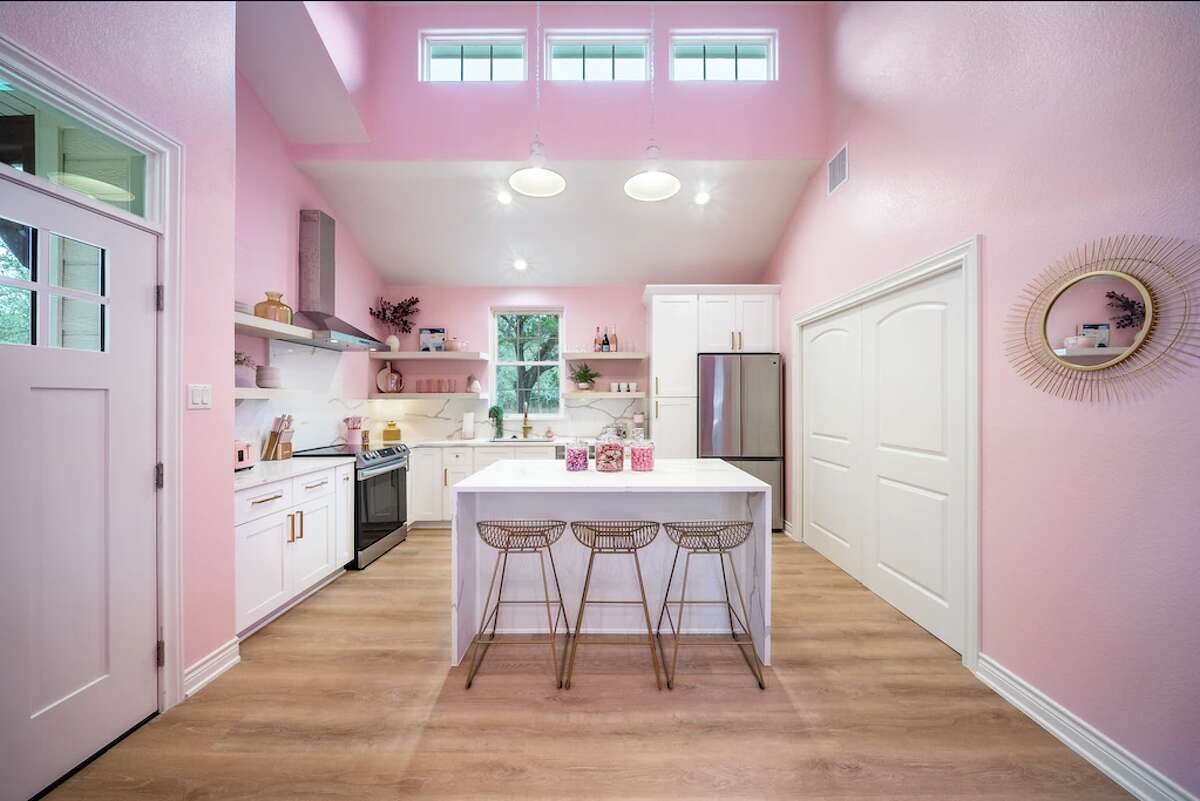 La Casita Rosa VRBO in Dripping Springs, Texas, is perfect for a party