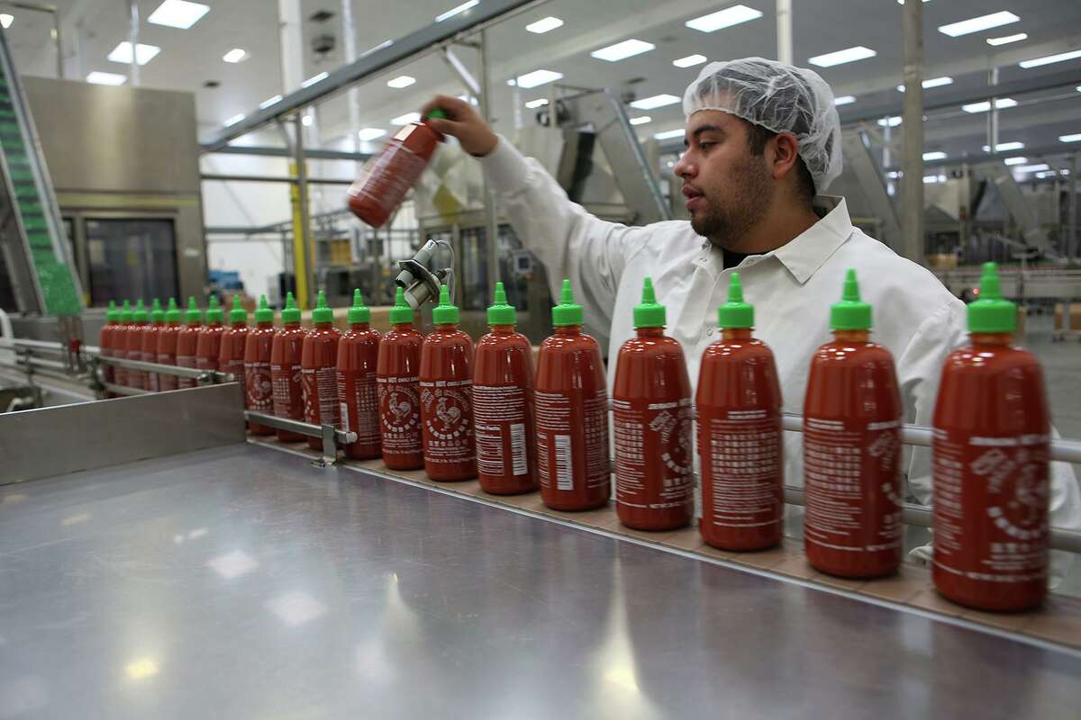 Botellas de salsa picante llegaron a la línea de fabricación de Huy Fong Foods en 2015. Eso no sucederá por un tiempo.  Hay escasez de salsa Hoi Fong para los alimentos Sriracha.