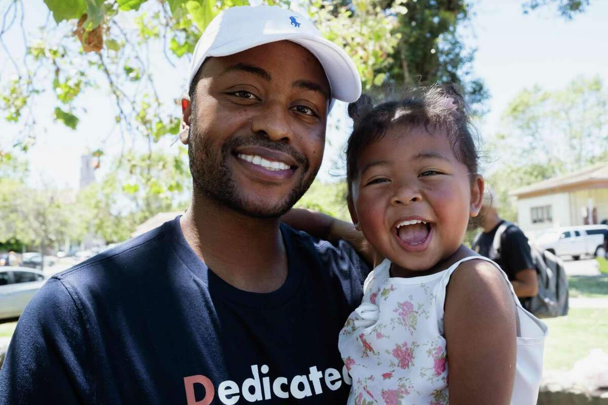 在奥克兰举行的第二届海湾黑人爸爸聚会上，路易斯·凯撒在阿斯特罗公园抱着他的女儿斯蒂芬妮。凯撒于2020年首次组织了这项活动，作为湾区黑人父亲聚会和社交的公共空间。登录必赢亚洲