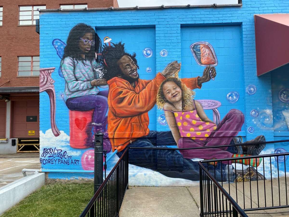 The state Department of Children and Families unveiled a mural that celebrates the pivotal role a dad can play in their child’s life. The mural, created by local artist Corey Pane, is located at the entrance to DCF’s Hartford Regional Office at 250 Hamilton Street.