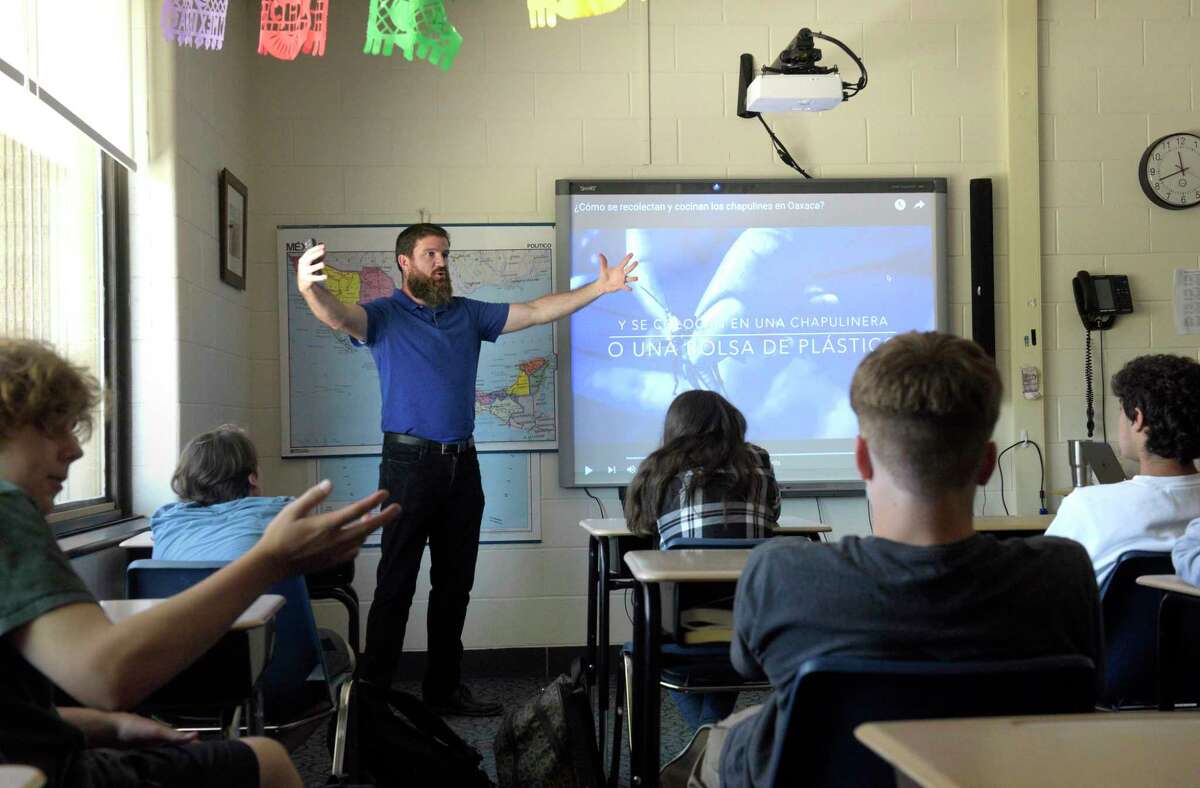 Mike Nolan, a Shepaug Valley School teacher, works with his Spanish 3 class on Monday morning. Nolan has received the CEA Above and Beyond the Call of Duty Award for his extraordinary efforts to assist English learners and their Families. May 23, 2022, Washington, Conn.