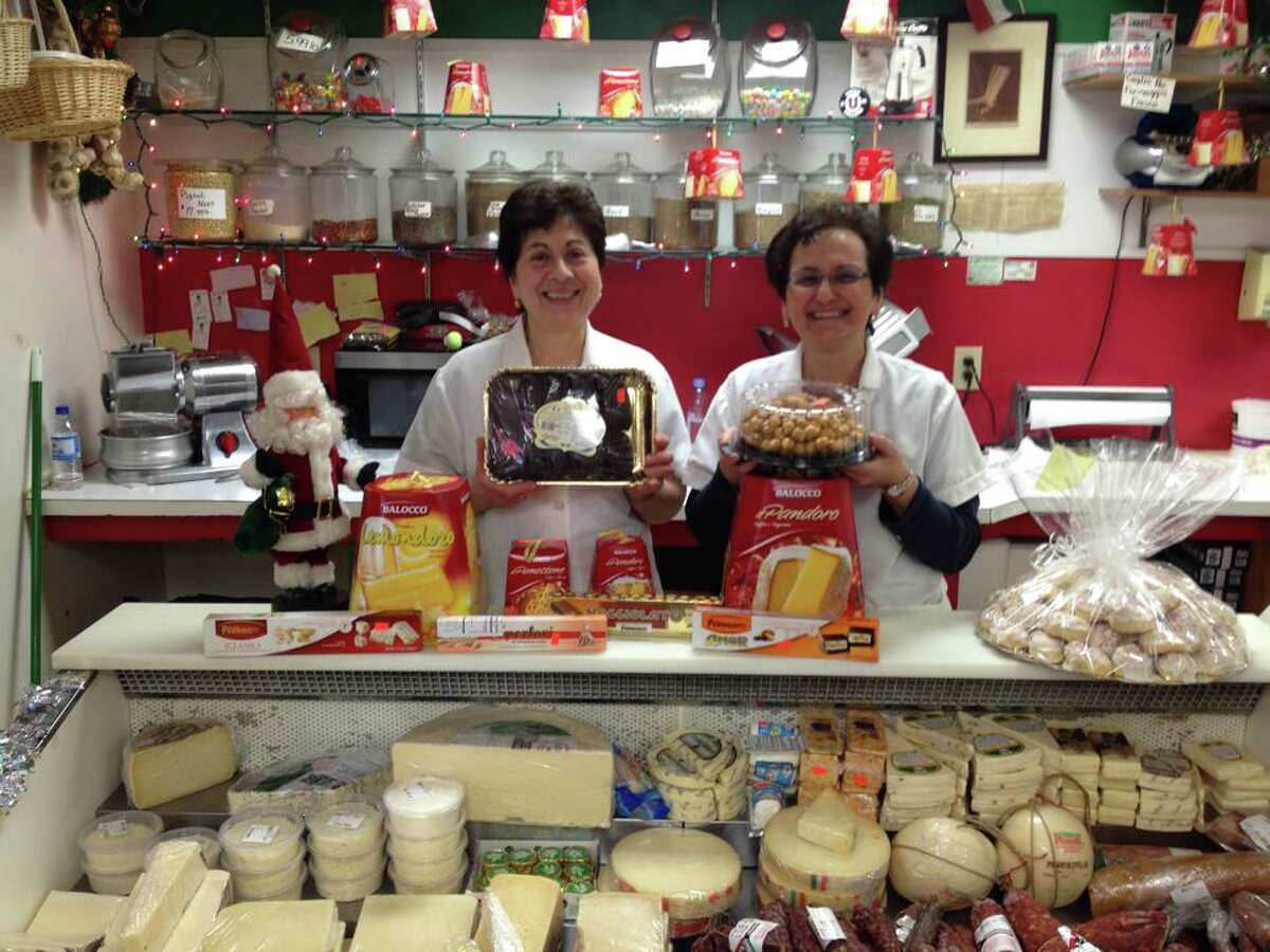 Modesta DiCarlo, a sinistra, e Anna DeCoco, titolare de La Gioia Italian Deli, sono presenti nel loro negozio Schenectady, che chiuderà il 25 giugno 2022, dopo 33 anni di attività.