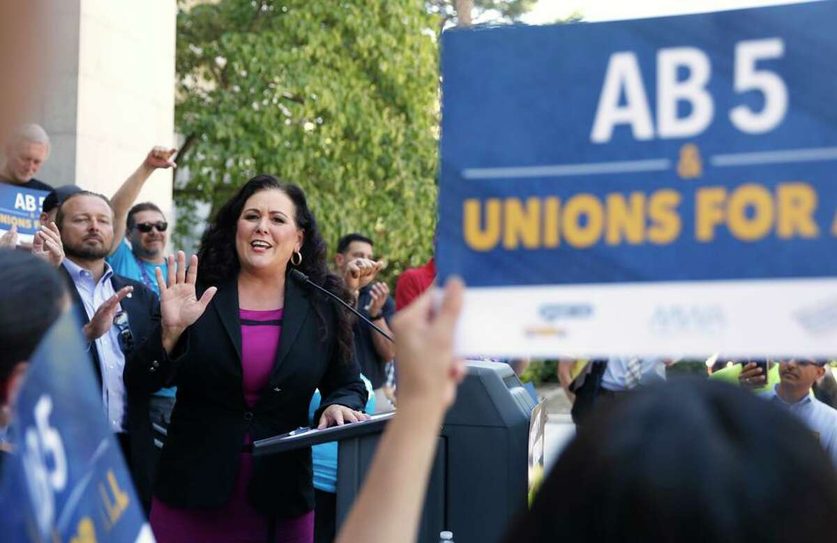 洛雷纳·冈萨雷斯(Lorena Gonzalez)是前国会议员，即将担任加州劳工联合会(California Labor Federation)主席，她最初起草了允许立法人员成立工会的法案。