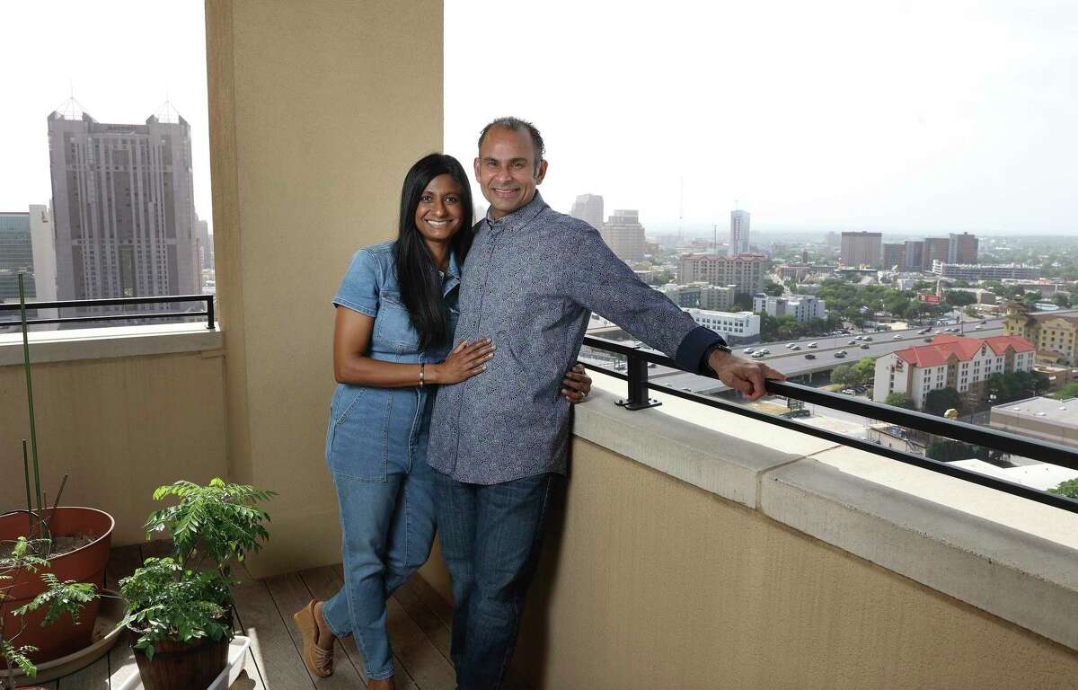 For the past three years, Varuni Kumara and her husband, Minesh Jariwala, have had peregrine falcons, bats and buzzards touch down on the balcony of their 20th-floor apartment downtown. The couple have been keeping an eagle-eye on the high-flying visitors and try to snap photos of their visits.
