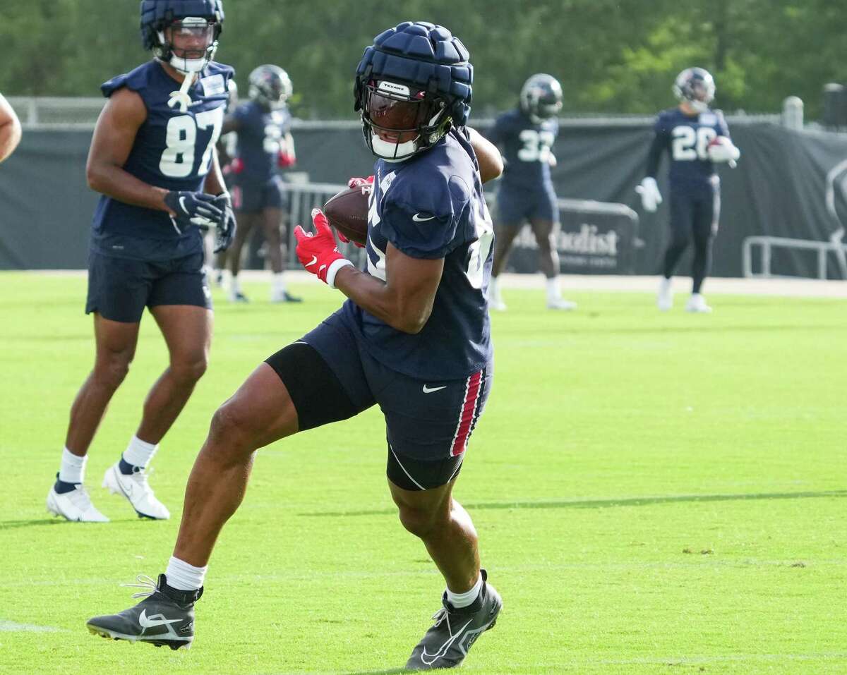 Texans tight end Pharaoh Brown turns upfield after making a catch during minicamp last week.