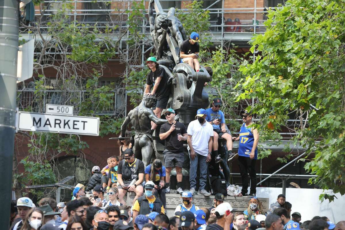 Os torcedores do Golden State Warriors fazem fila na Market Street antes do desfile da vitória da equipe em 20 de junho de 2022 em São Francisco.