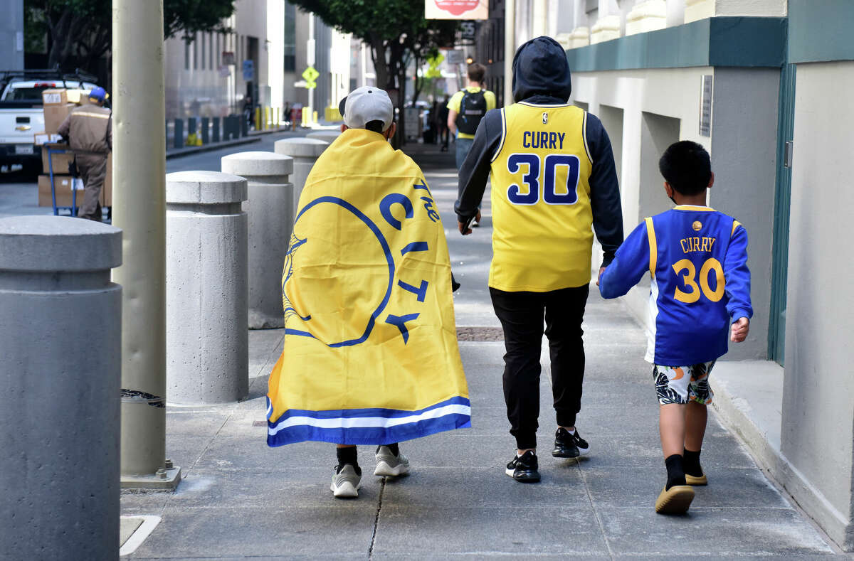 Fans hustle towards Market street to get a spot on the parade route, on Monday June 20, 2022. 