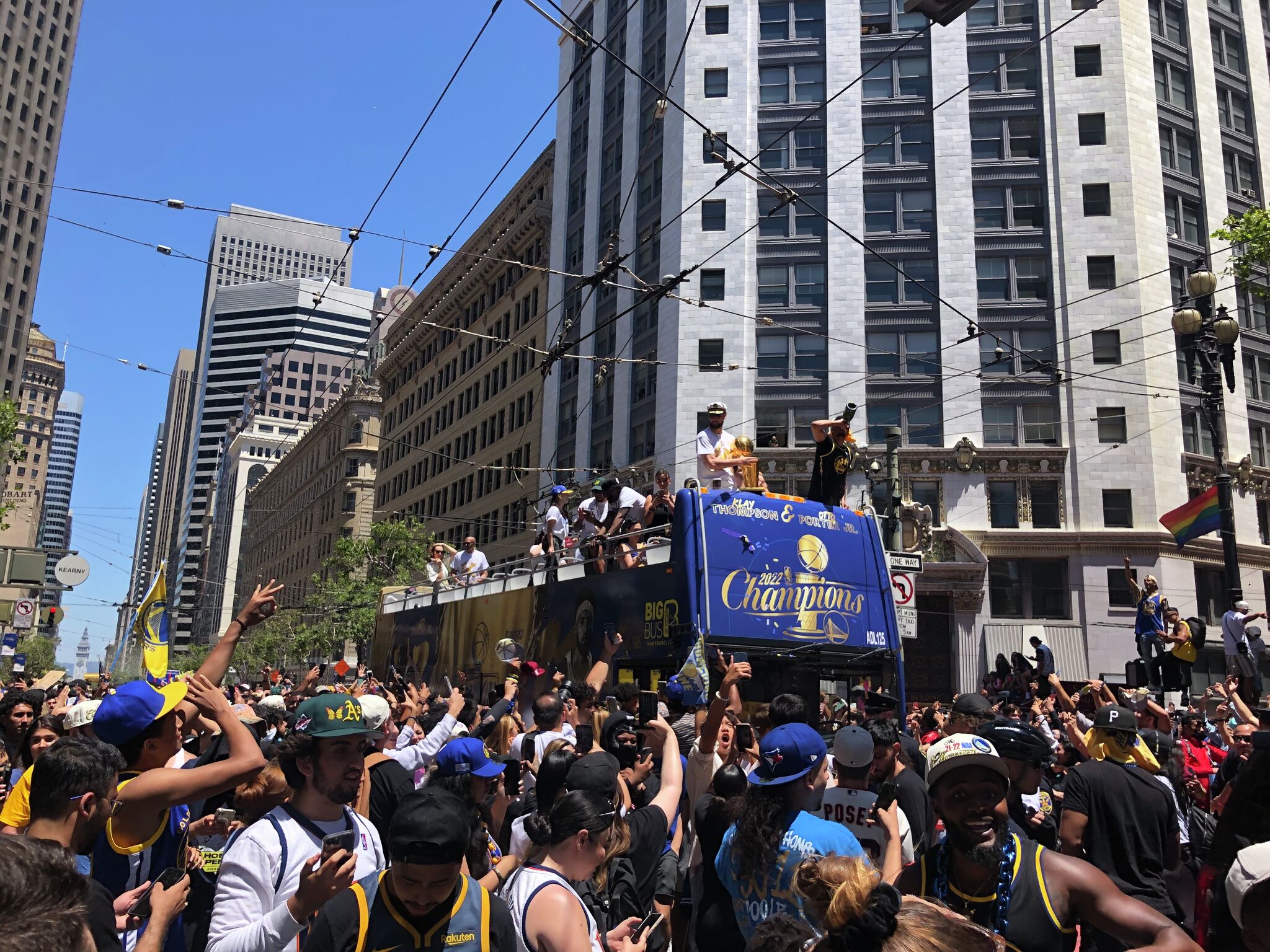 Joyous Warriors fans breach barriers, flood onto San Francisco parade route