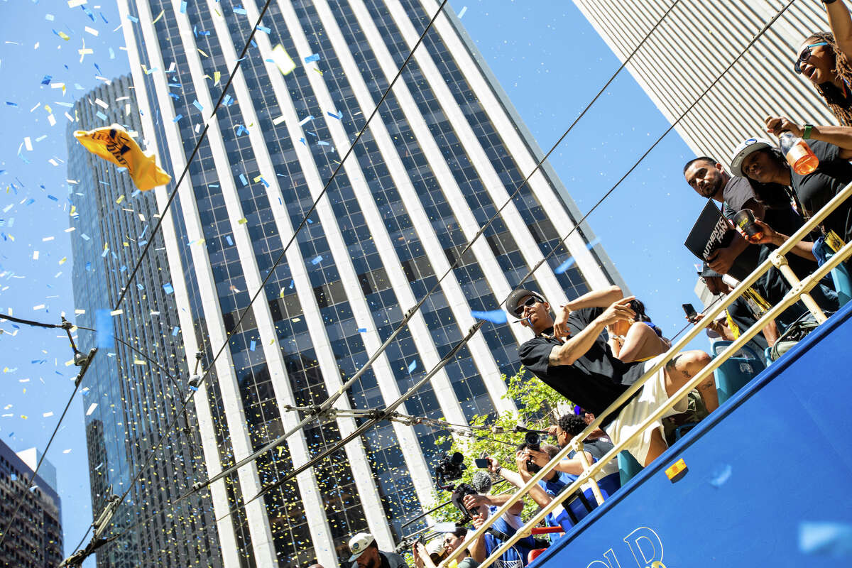 O atacante Juan Toscano Anderson joga uma toalha autografada para a multidão durante o Desfile do Campeonato Golden State Warriors na Market Street em San Francisco, Califórnia, em 20 de junho de 2022.