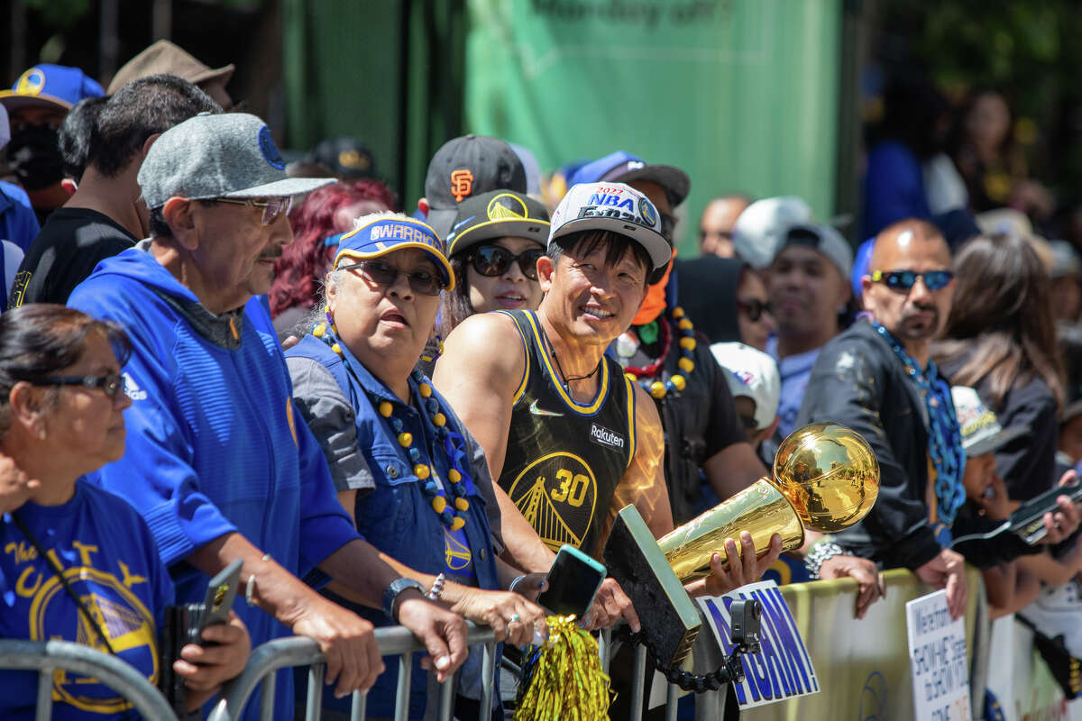 Fãs do Warriors durante o Golden State Warriors Championship Parade na Market Street em San Francisco, Califórnia, em 20 de junho de 2022.