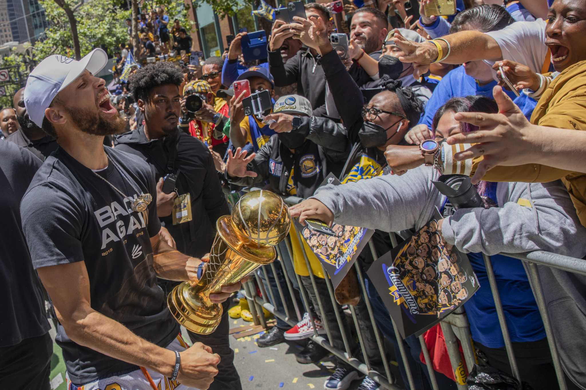 Warriors fans dress goat in Steph Curry jersey at parade