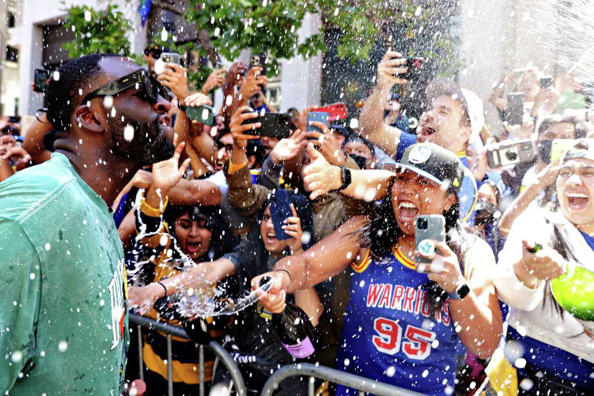 2022年6月20日，周一，在加州旧金山举行的勇士总冠军游行中，德拉蒙德·格林被喷上香槟。2022年6月20日，周一，加州旧金山。