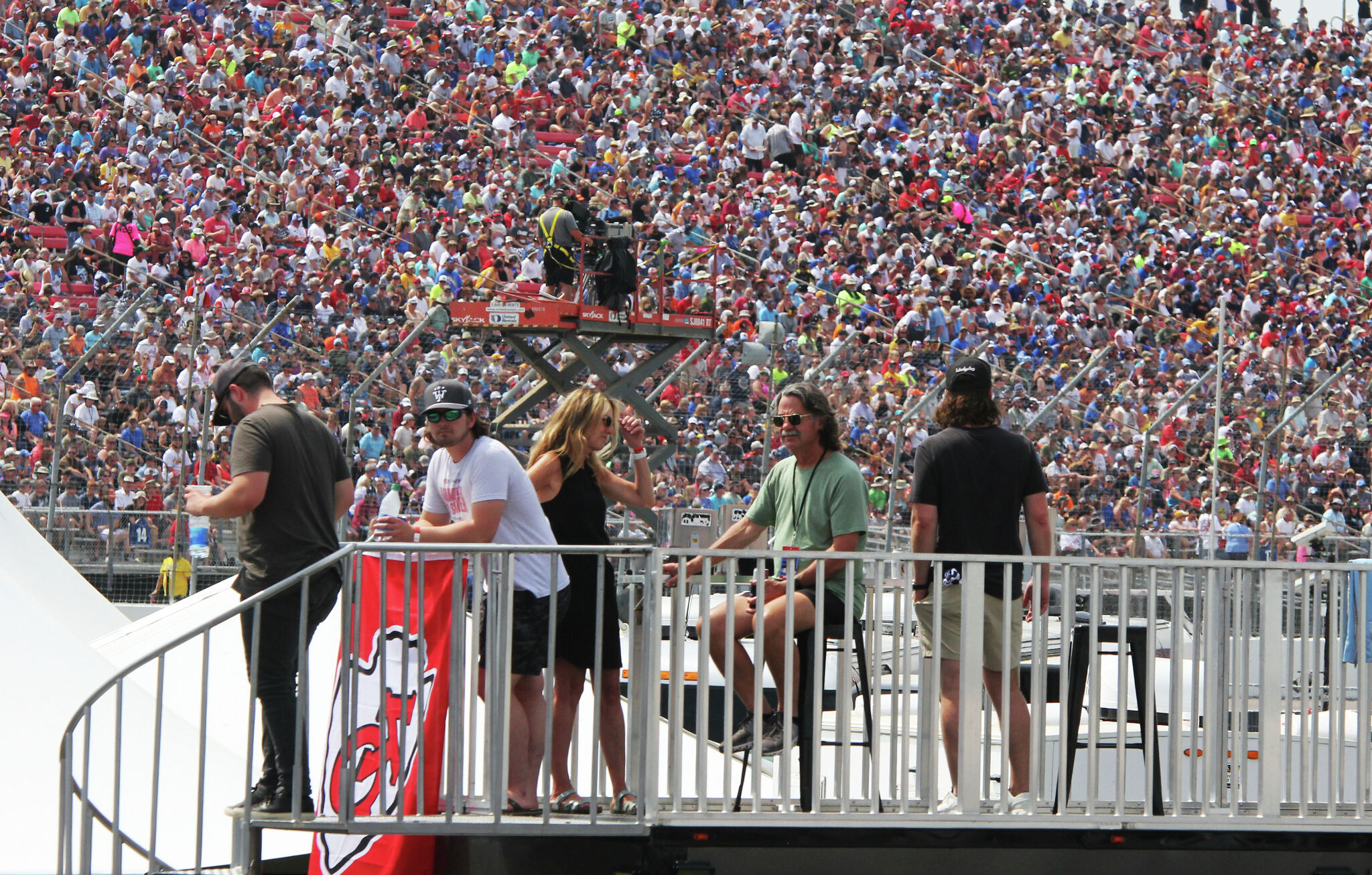 Fans brave extreme heat at Busch Stadium concert 