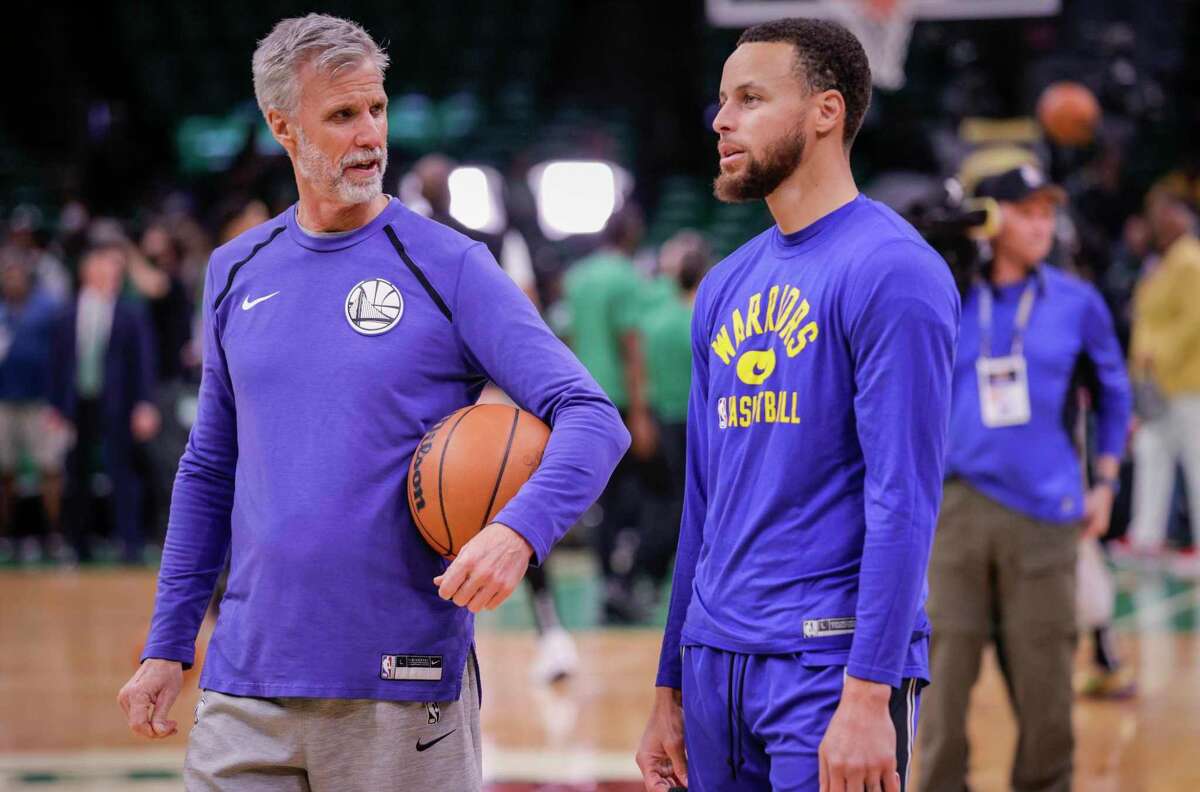 I don't know how he does it': Warriors' Stephen Curry steps up for  community while playing at MVP level - ABC7 San Francisco